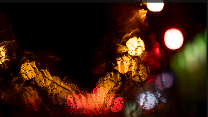 Bunte, verschwommene Lichter in der Dunkelheit