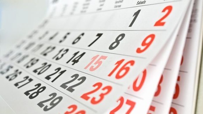 En kalender med røde og sorte tal på hver dag.