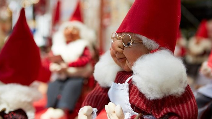 En gruppe julemænd med røde hat og hvide skæg, en af dem holder øjnene lukket.