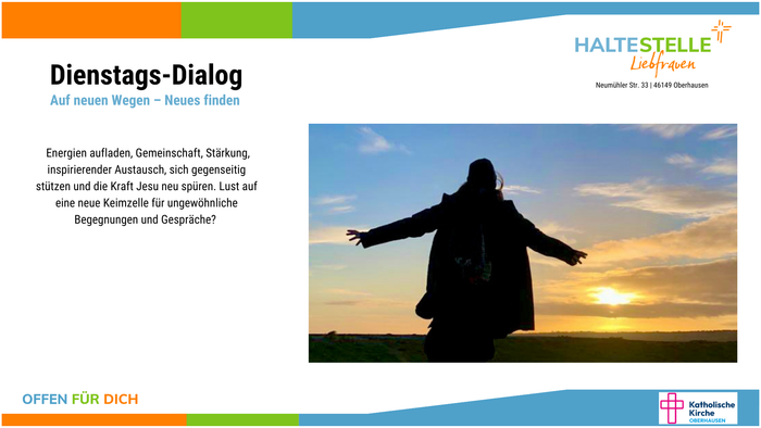 Eine Person steht mit ausgebreiteten Armen bei Sonnenuntergang während einer Dialogveranstaltung am Dienstag, die Gemeinschaft und Neuanfänge fördert.