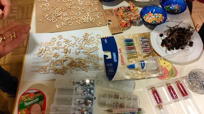 Tisch mit verschiedenen Bastelmaterialien und Projekten in Arbeit