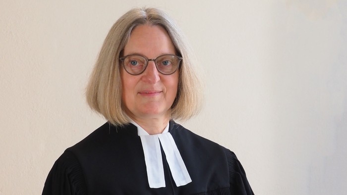 En kvinde i dommerdrægt.