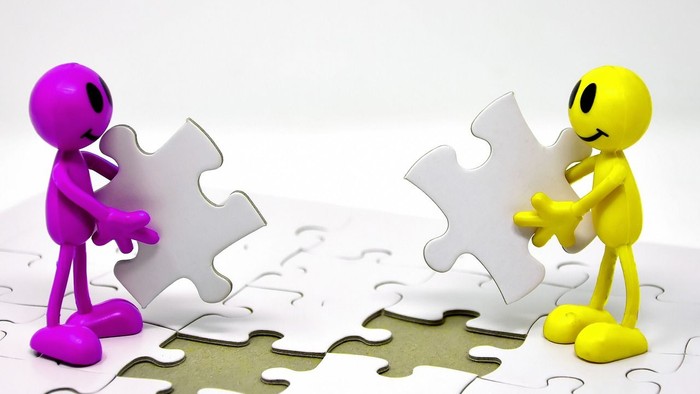 To figurer med puzzle-stykker.