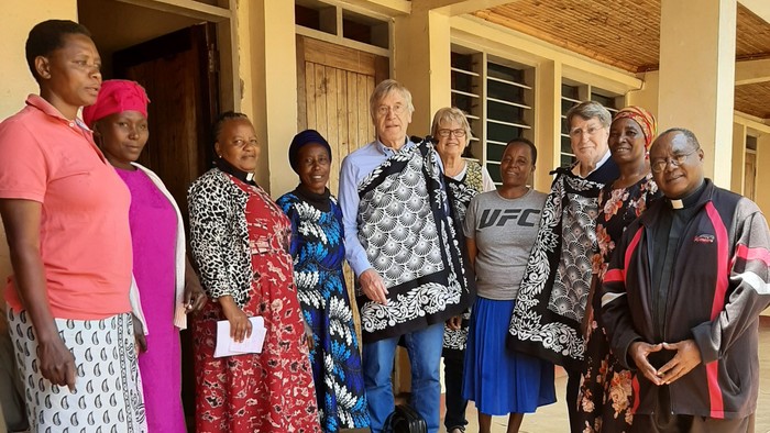 Gruppe von Menschen vor einem Gebäude