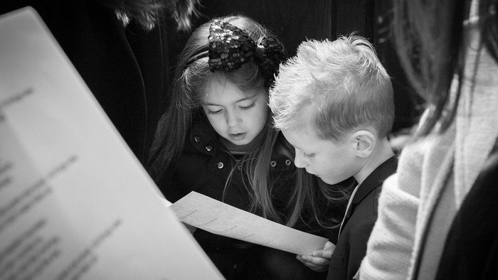 Zwei Kinder lesen gemeinsam ein Buch