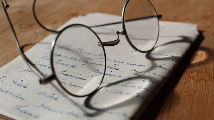 Brille auf handgeschriebenem Papier