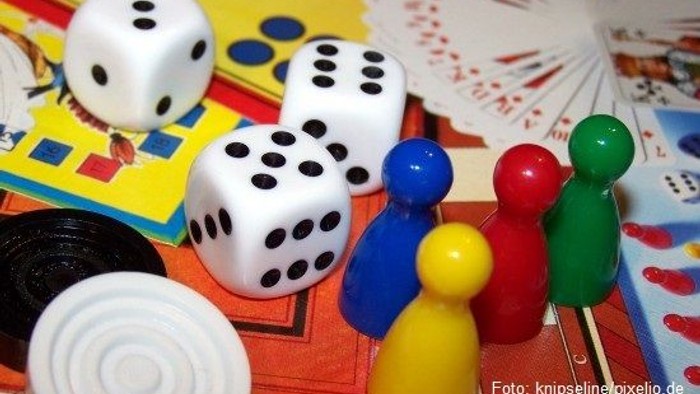 Verschiedene Spielzeuge und Würfel auf einem Tisch