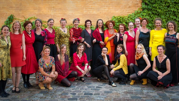 Kvindekor i farvestrålende gevandter