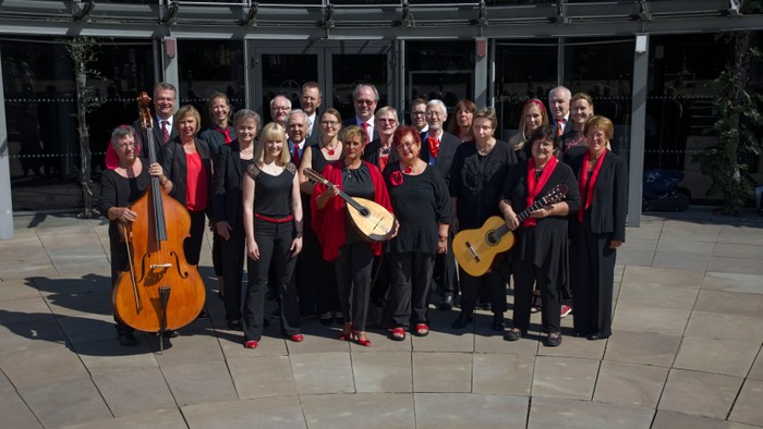 Gruppe von Musikern, die mit Instrumenten im Freien posieren