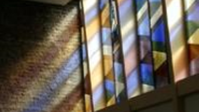 Buntes Glasfenster in einem Raum mit Lichtdurchlässigkeit