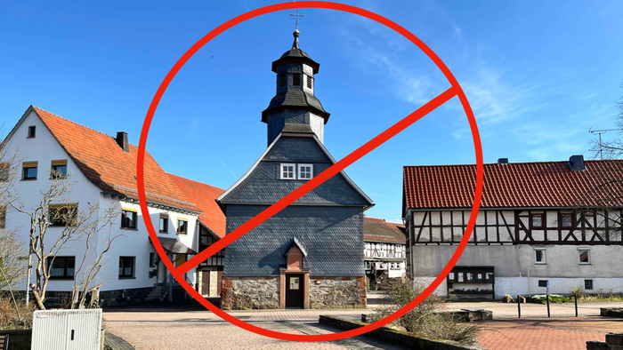 Das Bild zeigt eine Dorfszene mit einer Kirche, Häusern und einem roten Kreis mit einem durchgestrichenen Strich, was anzeigt, dass in Haine kein **Sonntagsgottesdienst** stattfindet.