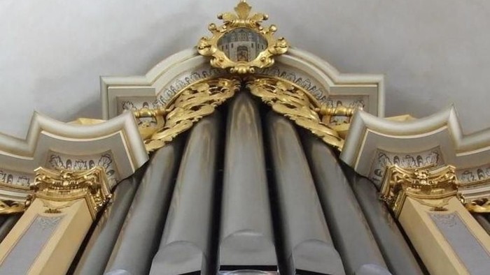 Prächtige goldene und weiße Deckenverzierung mit aufwendigen Mustern und Dekorationen