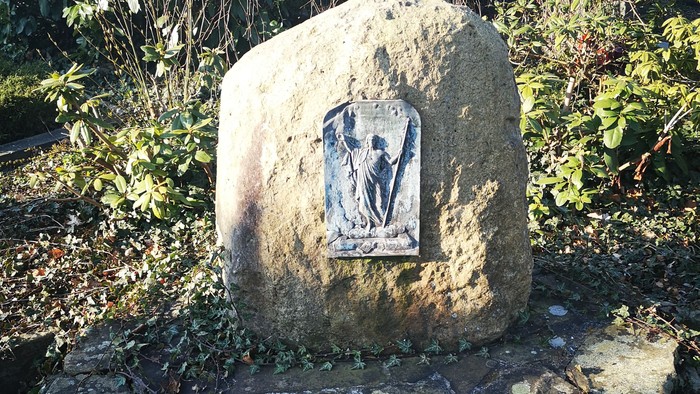 Das Bild zeigt des Auferstehungsstein auf dem Ev. Friedhof in Methler. 