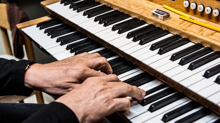 Hænder, der spiller på et klaverinstrument.