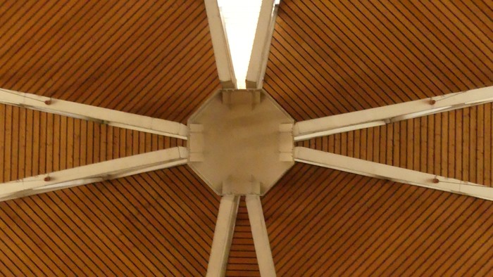 Holzdecke mit Lichtdurchlass in der Mitte