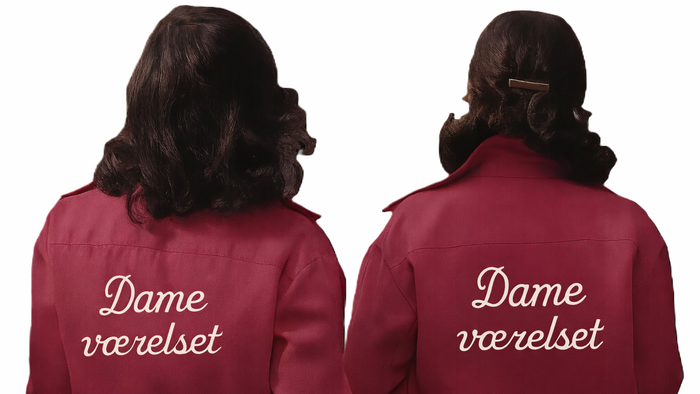 To personer iført matchende mørkerøde jakker med