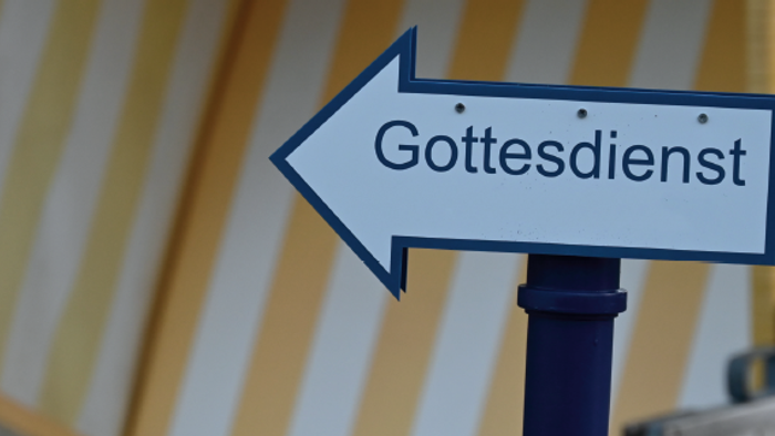 Pfeil zeigt Richtung Gottesdienst