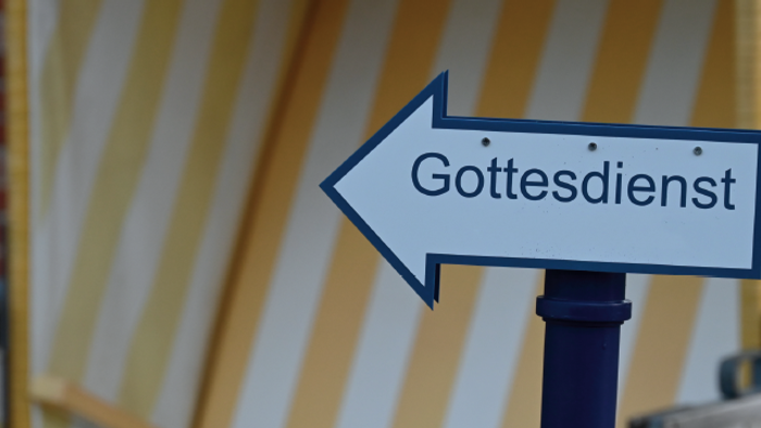 Pfeil zeigt Richtung Gottesdienst