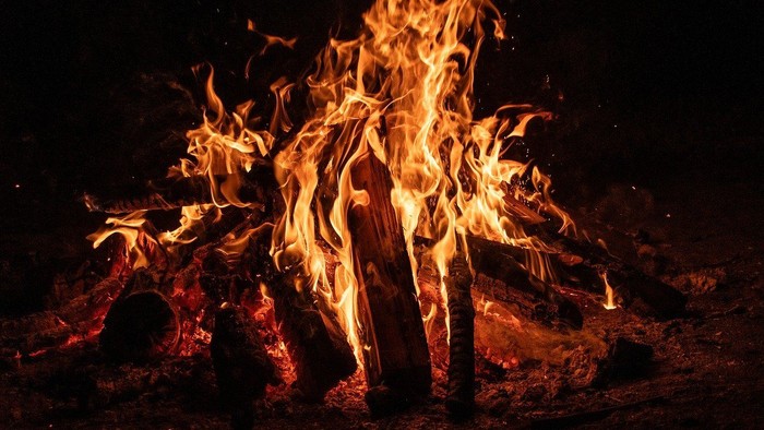 Ein loderndes Lagerfeuer im Dunkeln.