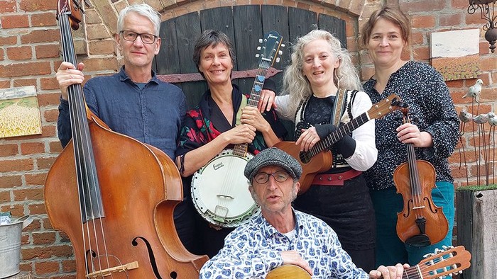 Band-Mitglieder mit Instrumenten