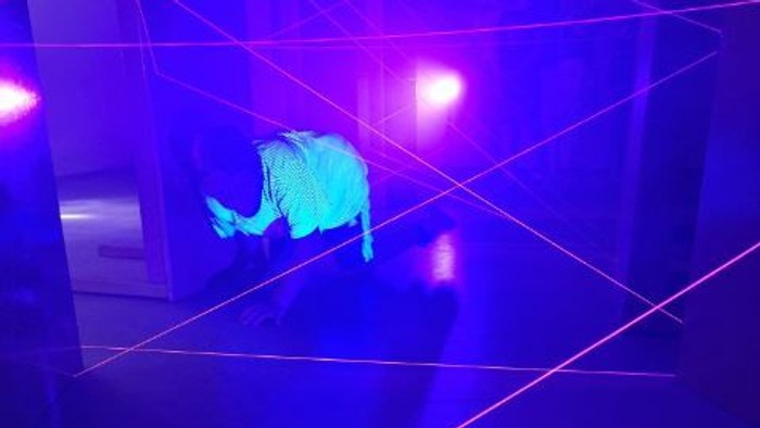 Person i blåt rum med laserlys