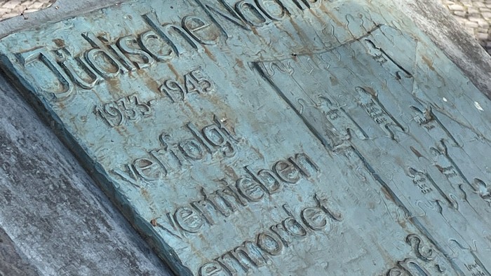 Gedenktafel mit deutschem Text.