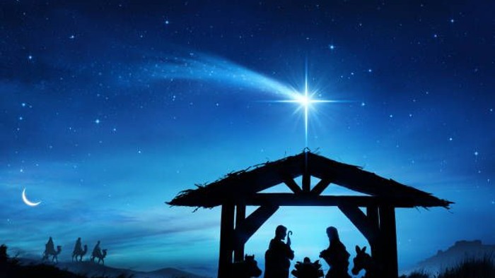 Silhouette der Krippe mit Sternenhimmel und drei Weisen