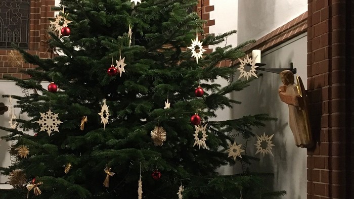 Weihnachtsbaum in der Kirche mit Krippenfigur