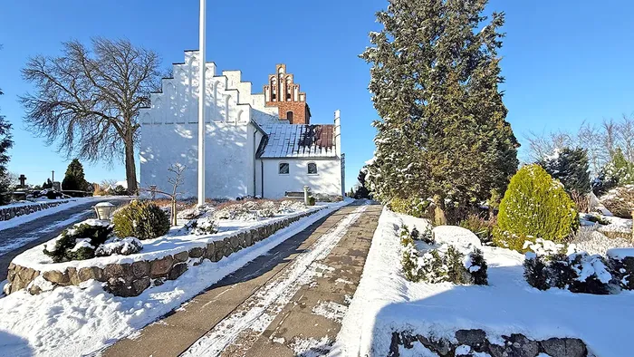 Kirken fra øst med sne