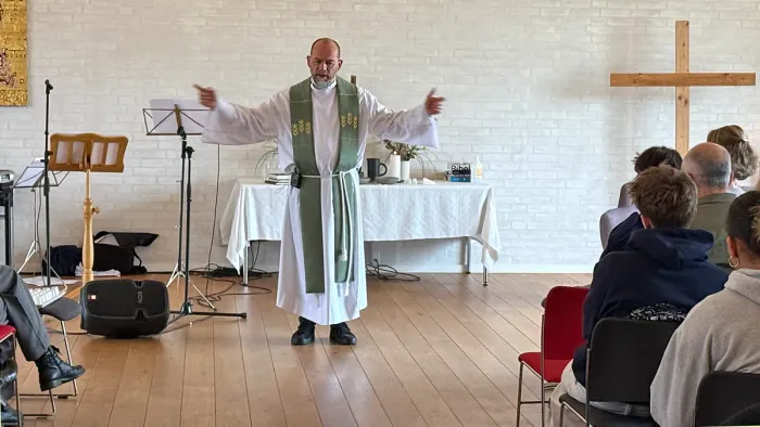 Sognepræst Ole Backer Mogensen siger velsignelsen frem