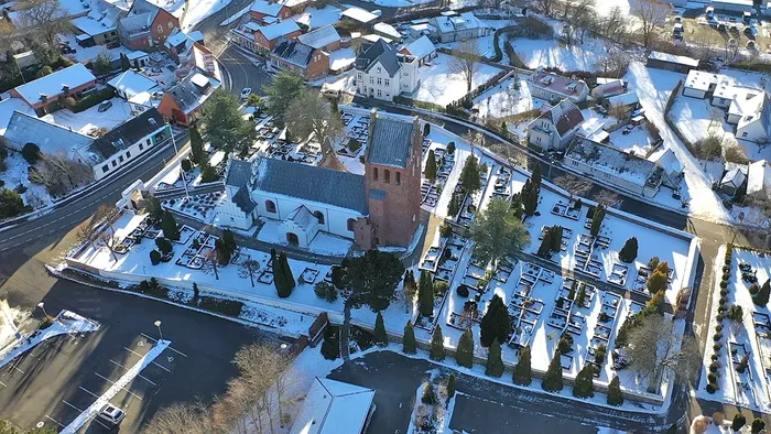 Luftfoto over snedækket Græsted kirke 