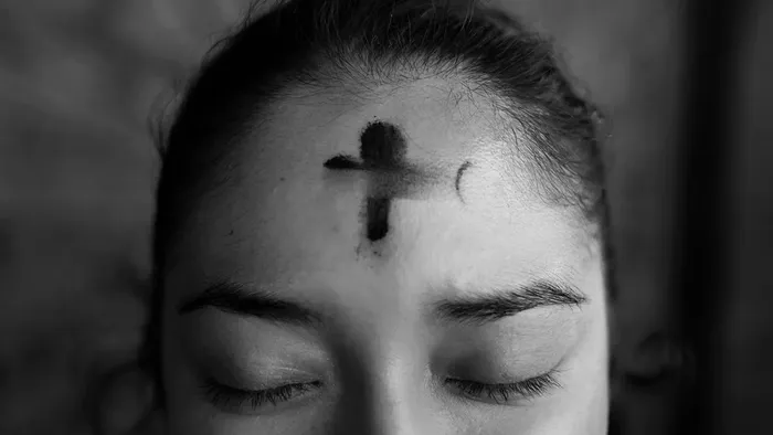 Kvinde med kors på panden