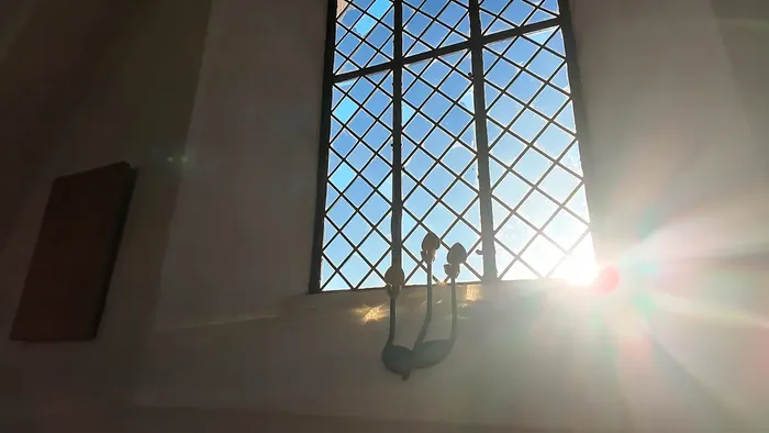 Vindue i kirken med sollys, der kommer ind