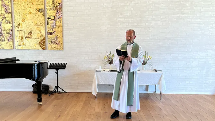 Sognepræst Ole Backer Mogensen læser fra Bibelen