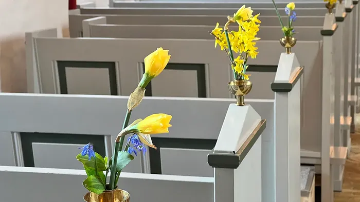 Påskeliljer og kirkebænke