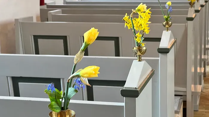 Påskeliljer og kirkebænke