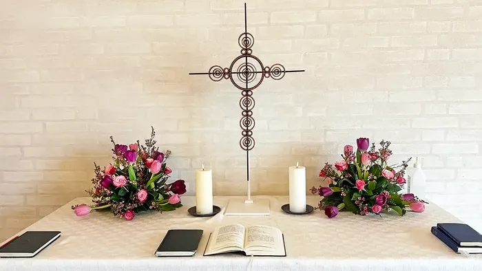 Alter i Præstegårdsladen med rosa blomster