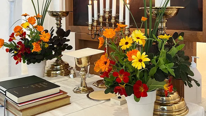 Alter med orange-gul buket