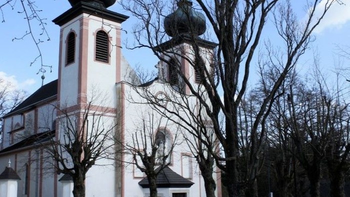 Kirchengelände mit zwei Türmen und kahlen Bäumen