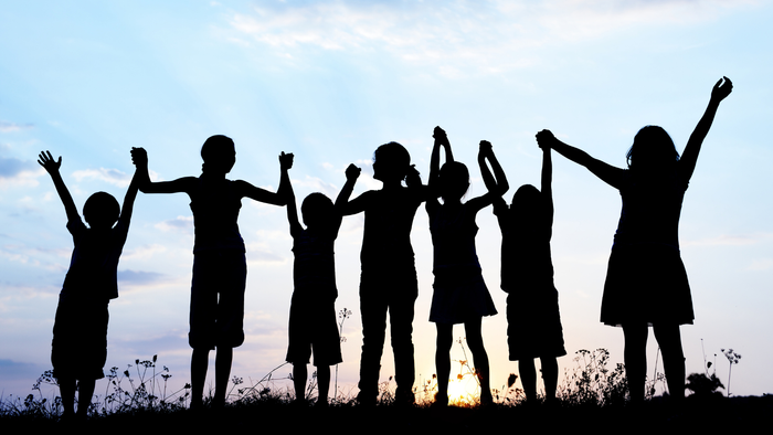 Silouette Kinder, die sich an den Händen packen, Freude, Natur, blauer Himmel