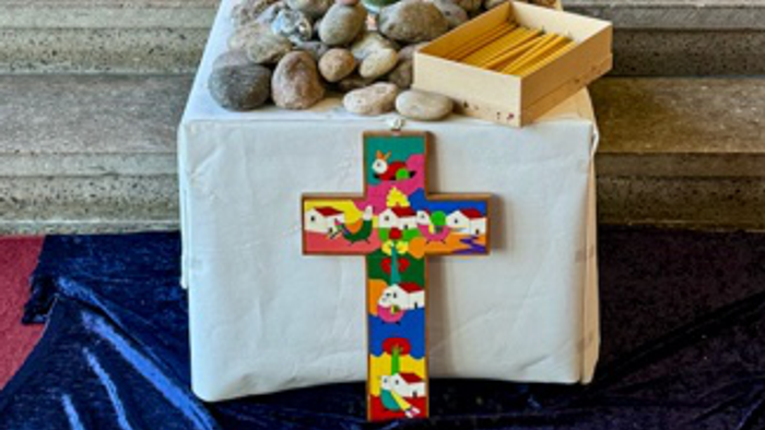 Weihrauchdekoration mit Kerzen und Kreuz in Kirche