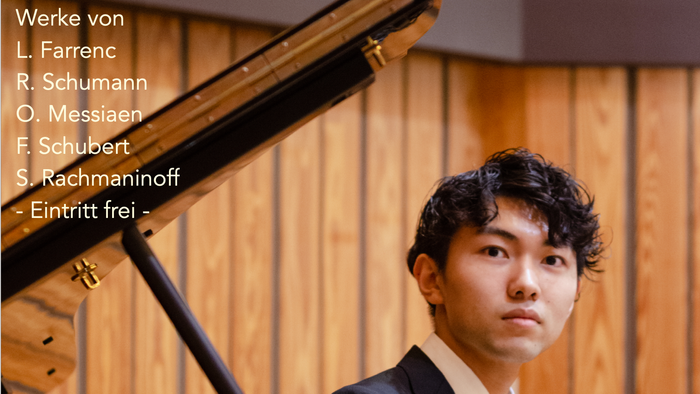 Junger Mann am Klavier, Konzertankündigung mit Werken von Fauré, Schumann, Messiaen, Schubert und Bachmannoff
