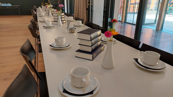 Dinetabel med tepoter, skåler og blomster.