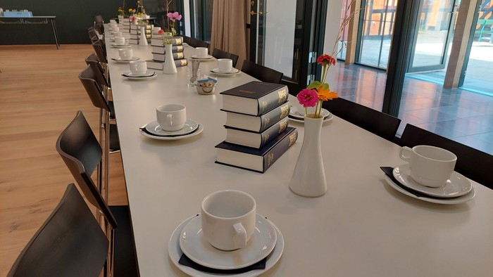 Dinetabel med tepoter, skåler og blomster.