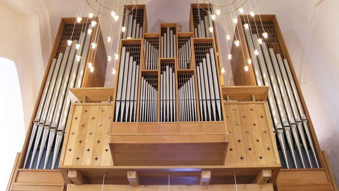 Et stort orgel i en kirke med mange pipers og lys.