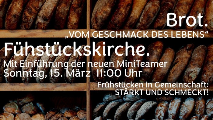 Verschiedene Arten von Brot in einem Bäckerei-Regal