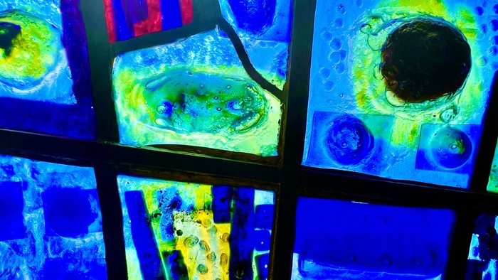 Bunte Glasfenster mit abstrakten Designs und kreisförmigen Mustern