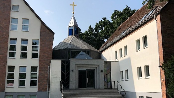 Eingang des Priesterseminars Redemptoris Mater