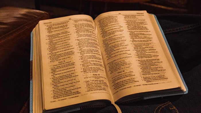 Offenes Buch auf einem Sofa liegend