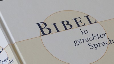 Das Bild zeigt eine Bibel in gerechter Sprache.